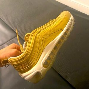 NIKE GOLD SHOES SIZE 8